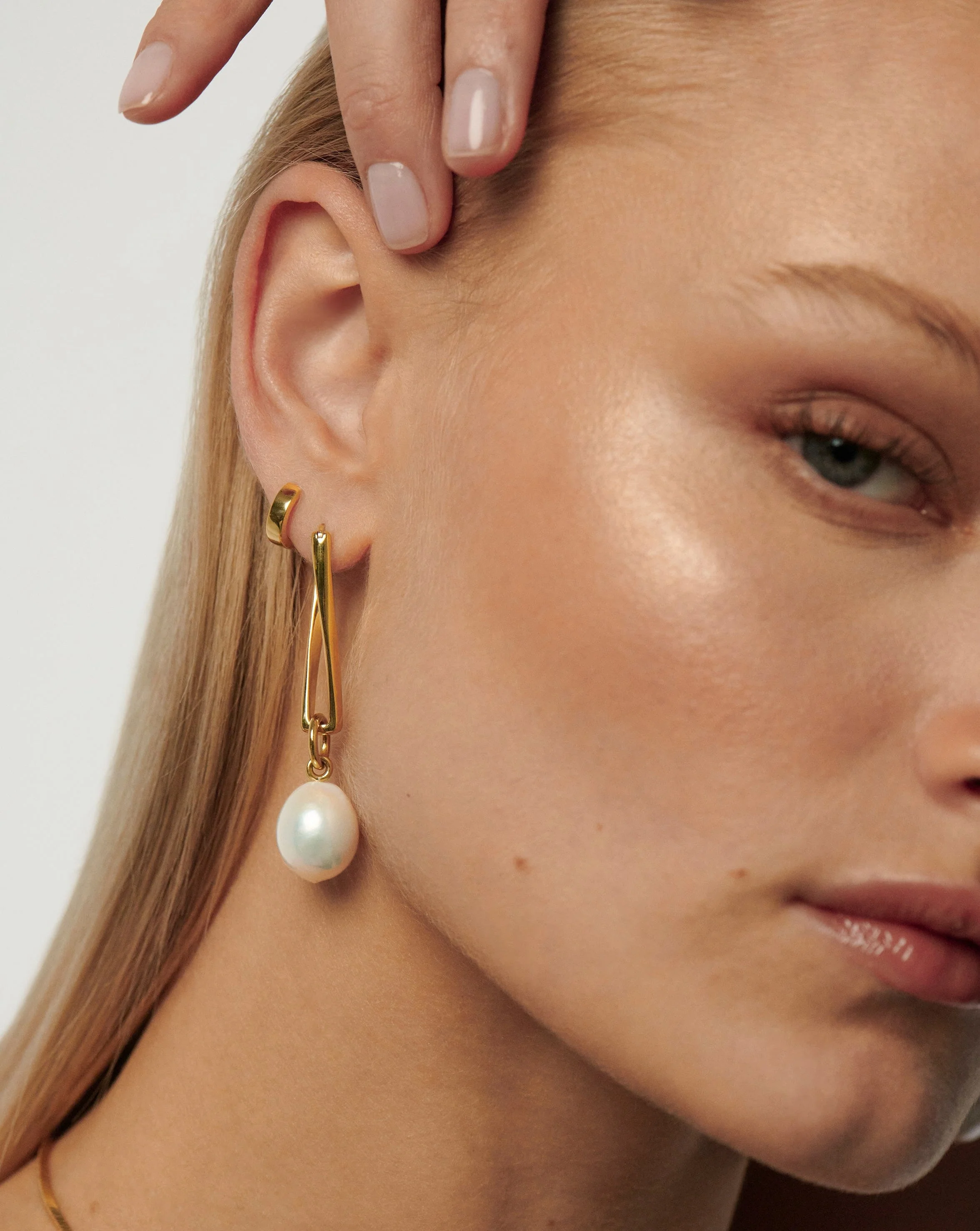 Baroque Pearl Twisted Drop Earrings | 18k Gold Plated/Pearl - Image 3